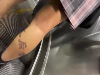 作死撩裙抄底尾随小姐姐曝光裙底蜜桃臀